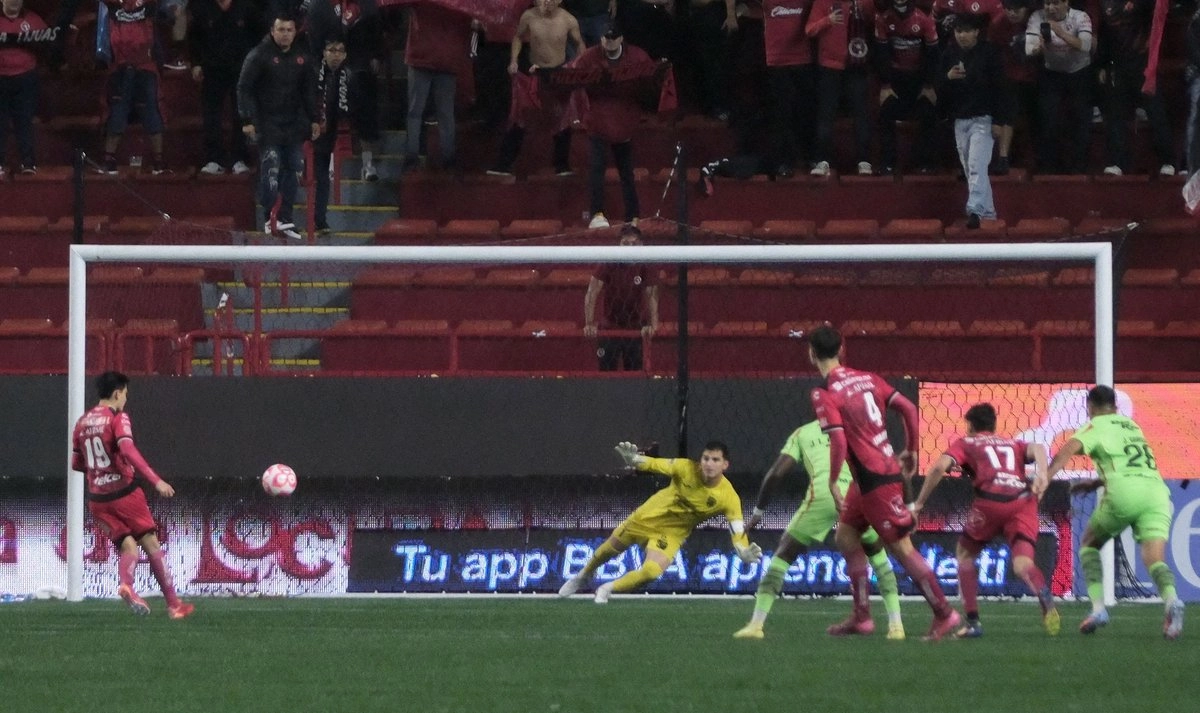 El joven Gilberto Mora anotó un penal al 59 con un tiro “a lo Panenka”, picando suavemente el balón por el centro de la portería después de que el guardameta Sebastián Jurado se lanzó hacia su costado izquierdo. Foto