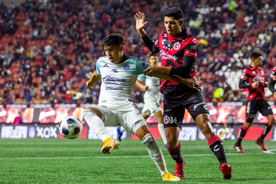 Iván Moreno del Mazatlán (izq) y Víctor Guzmán de Xolos (der) disputan la esférica durante el encuentro. Foto Jam Media