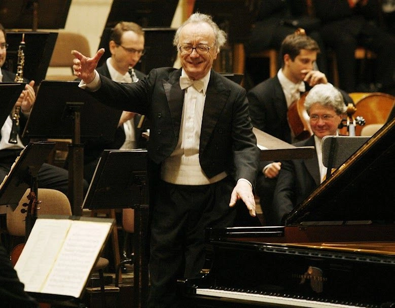  El pianista austriaco Alfred Brendel durante su último concierto en el Musikverein de Viena, en diciembre del 2008. Foto 
