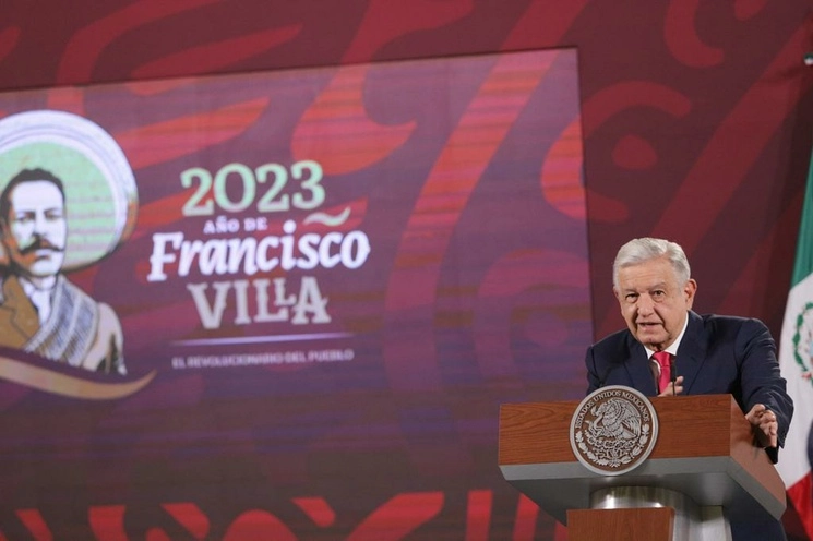 El presidente de México, Andrés Manuel López Obrador, muestra la tarjeta de Financiera para el Bienestar, para el recibo y envío de remesas, durante su conferencia matutina en Palacio Nacional, en la Ciudad de México, el 1 de mayo de 2023. Foto Pablo Ramos
