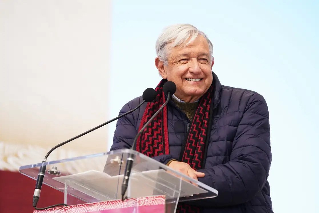 Al inaugurar los trabajos de modernización del camino Agua Prieta-Bavispe, López Obrador dijo que al terminar su gobierno cerrará un ciclo. “Imagínense, 40 años de lucha a ras de tierra, enfrentando adversidades de todo tipo”, señaló. Foto cortesía de Presidencia
