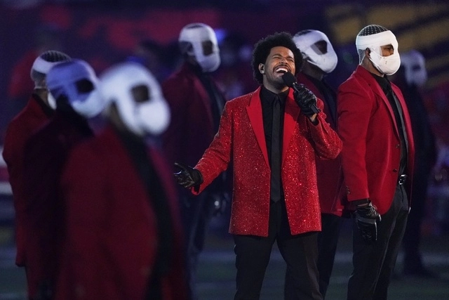 El show de medio tiempo de Súper Bowl, estuvo a cargo de The Weeknd pero no logró encender el ánimos de los espectadores. Foto Ap 