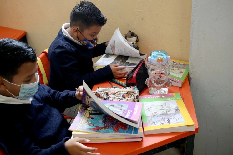Niños de la primaria Estado de Michoacán, en la Ciudad de México, tuvieron su material educativo, el 27 de agosto de 2023. Foto María Luisa Severiano 