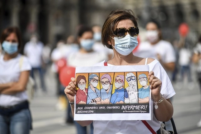 Durante una protesta de enfermeras, para exigir mejores condiciones laborales, en la Plaza del Duomo de Milán. Foto Ap