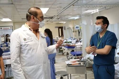 El secretario de Salud de Nuevo Léon, Manuel de la O Cavazos (izquierda) y un doctor del Hospital Universitario de Monterrey. Foto 'La Jornada'