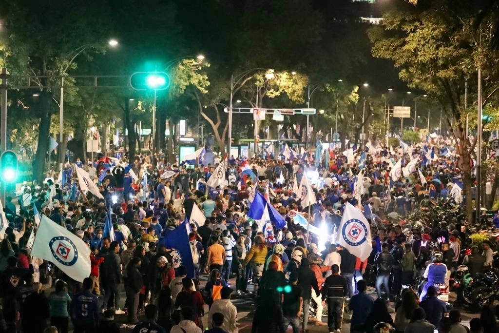 La celebración del campeonato de futbol del Cruz Azul, en la noche del 30 de mayo de 2021, en torno al Ángel de la Independencia, en la Ciudad de México. Foto Roberto García Ortiz
