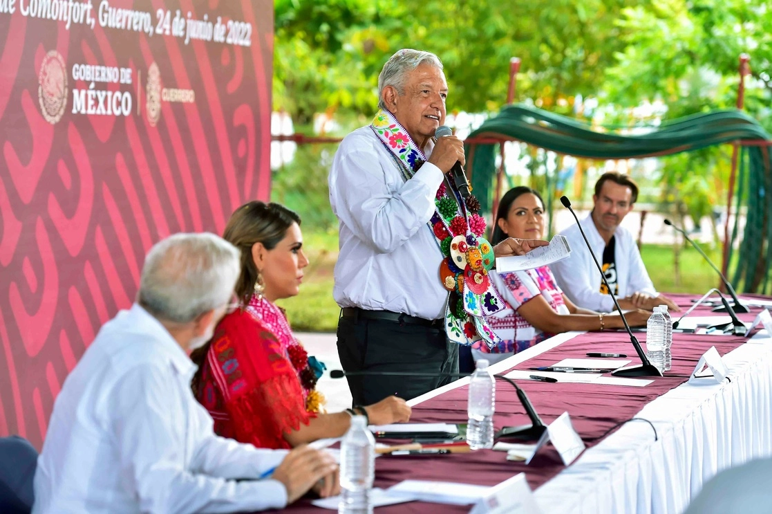 El presidente Andrés Manuel López Obrador (c) durante su encuentro con autoridades de la Montaña de Guerrero. Foto Presidencia
