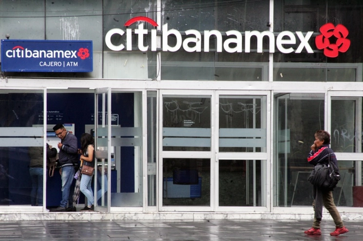 El presidente López Obrador señaló que su gobierno no pujará por Banamex, al dejar claro que la nueva administración podría hacerlo. Foto Roberto García Rivas / Archivo