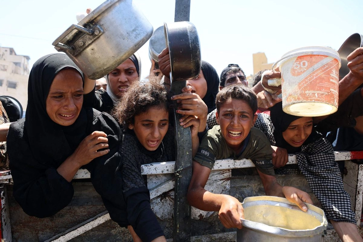 Palestinos esperan para recibir alimentos en un punto de distribución en la ciudad de Gaza, el 2 de agosto de 2025. Foto 