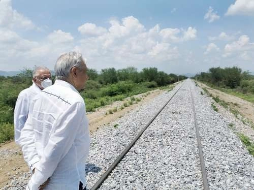 En Ixtepec, Oaxaca, Andrés Manuel López Obrador, mandatario de México, presidió la supervisión de la rehabilitación de la vía del ferrocarril en el istmo de Tehuantepec. El jefe del Ejecutivo estuvo acompañado por el gobernador Alejandro Murat. Foto cortesía de Presidencia