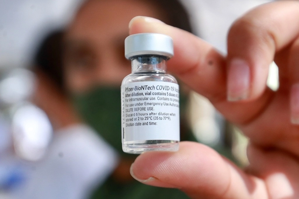 Los biológicos autorizados en tiempo récord por las autoridades son los de Moderna y Pfizer. Ambos son efectivos contra la variante ómicron. Foto Luis Castillo