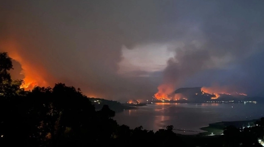 De acuerdo con el reporte proporcionado durante la reunión del gabinete de seguridad, esta mañana ya se tenía controlado en más del 60 por ciento de los incendios en Valle de Bravo. Foto ‘La Jornada’ 