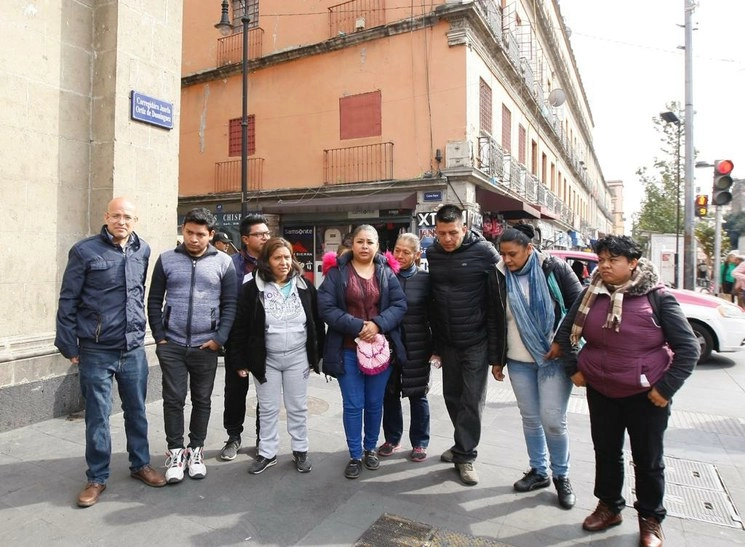 Padres de niños con cáncer, a su salida de la reunión en Palacio Nacional. Foto Roberto García Ortiz
