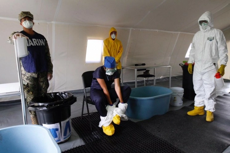 Elementos de la Marina en el Centro de Aislamiento Voluntario, en el Centro de Estudios Superiores Navales, que fue adaptado para personas con síntomas de coronavirus. Foto Cristina Rodríguez