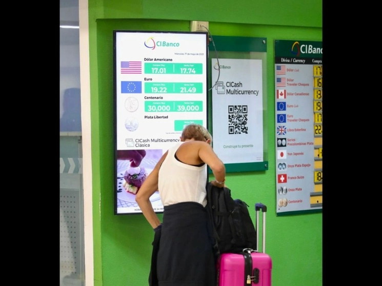 Cotización del dólar en casas de cambio del Aeropuerto Internacional de la Ciudad de México, ayer 17 de mayo de 2023. Foto Luis Castillo