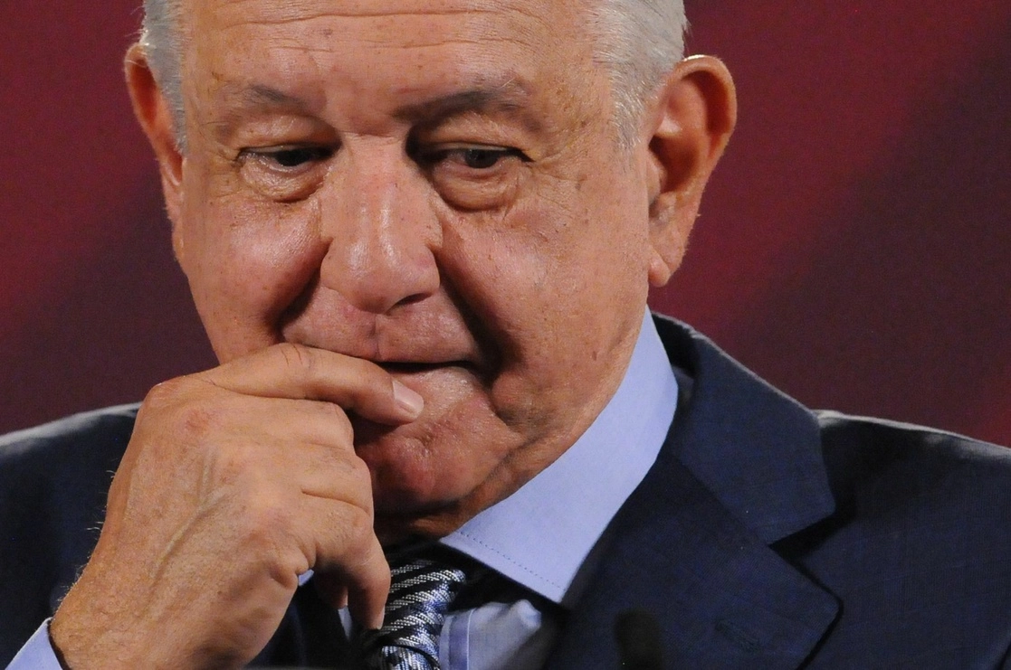 Andrés Manuel López Obrador, presidente de México, escucha las preguntas de la prensa durante la conferencia mañanera. Foto Cuartoscuro