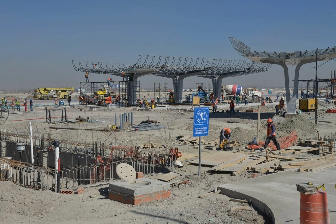 Construcción del tren elevado que conectará al Aeropuerto Internacional Felipe Ángeles con la estación del tren suburbano de Buenavista. Foto Cuartoscuro / Archivo