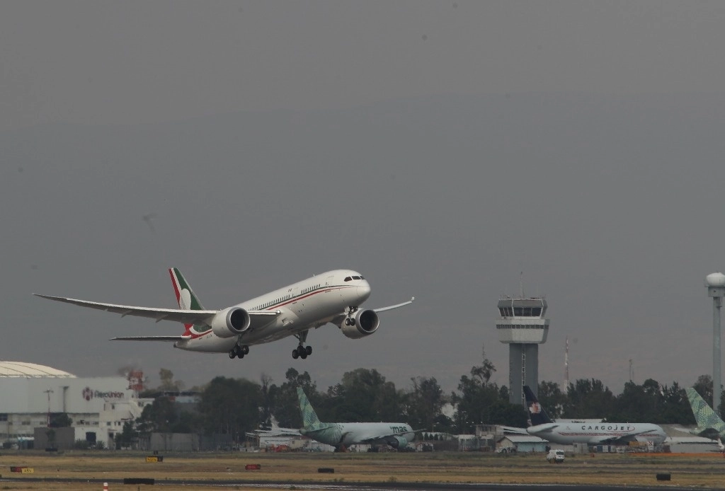 El TP01 despegó ayer del aeropuerto capitalino rumbo a Tayikistán, con escala en EU. Foto Alfredo Domínguez