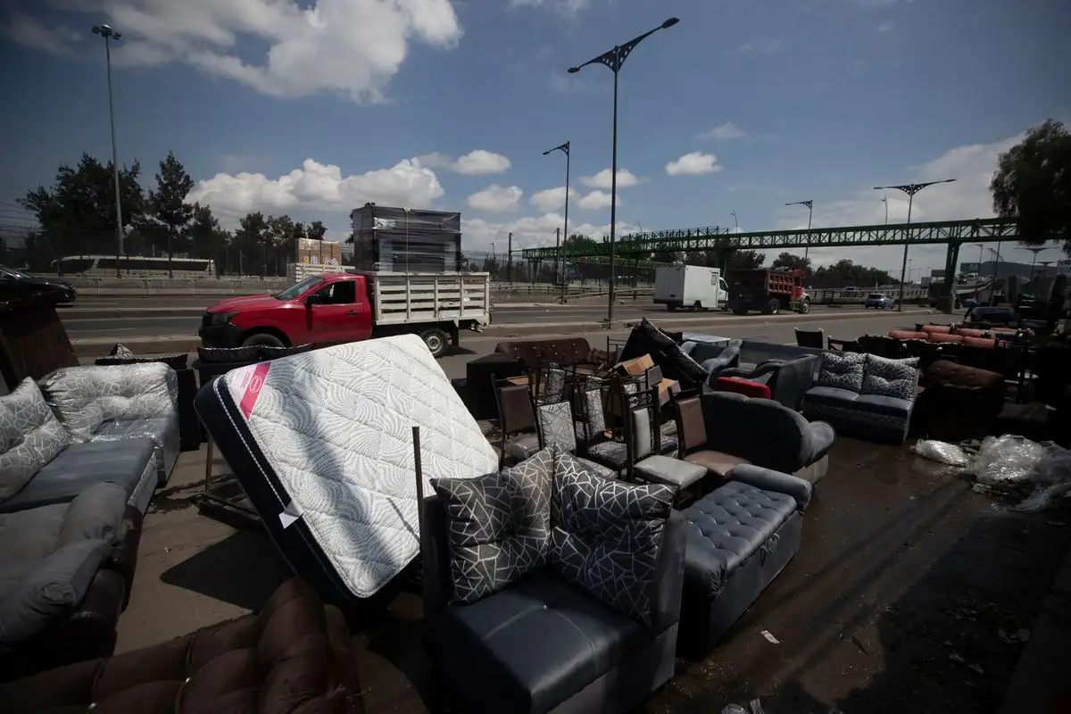 El gobierno capitalino informó que hay 2 mil viviendas afectadas en Iztapalapa por la tromba, mientras en Nezahualcóyotl sigue a emergencia. Damnificados cerraron con muebles lateral de Zaragoza en demanda de atención urgente. Foto 