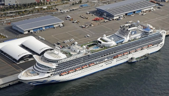 El crucero Diamond Princess se encuentra en cuarentena en el puerto de Yokohama, Japón. Foto Ap
