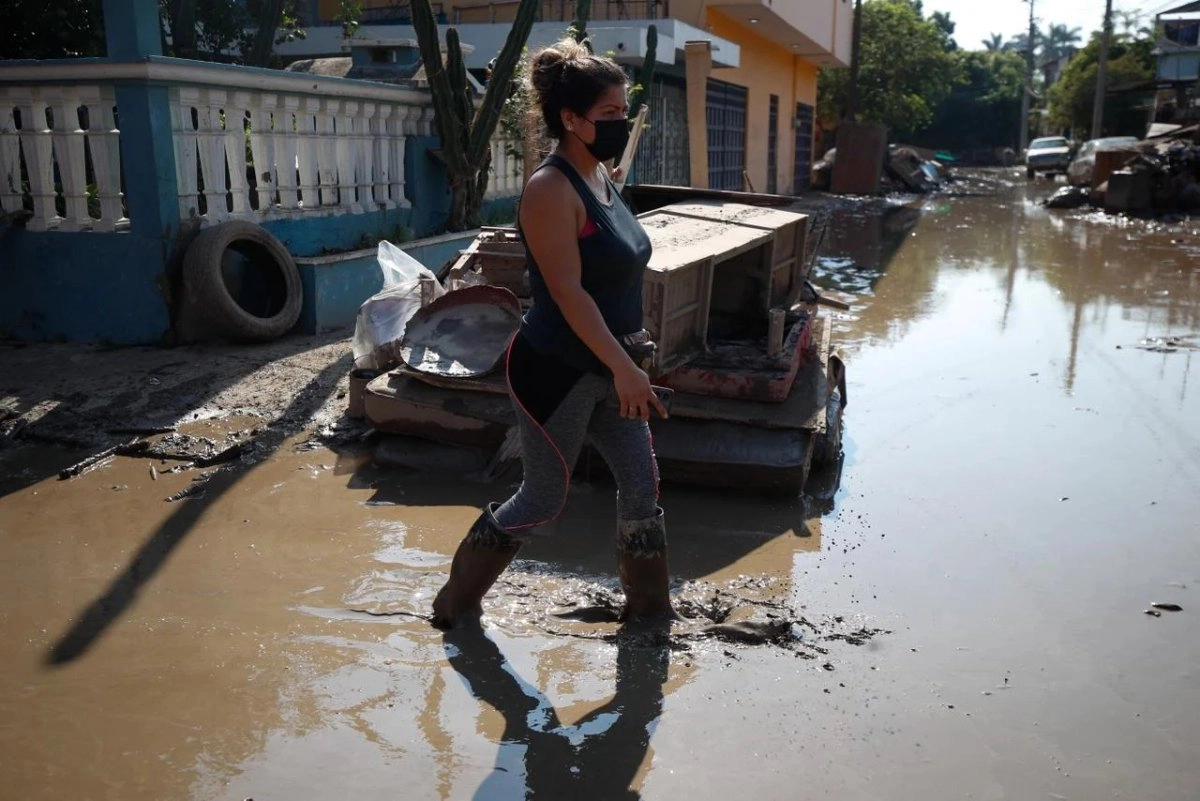 Afectaciones por lluvias e inundaciones en la colonia Lázaro Cárdenas de Poza Rica, Veracruz; habitantes de la localidad han empezado a realizar labores de limpieza en sus hogares. Foto 
