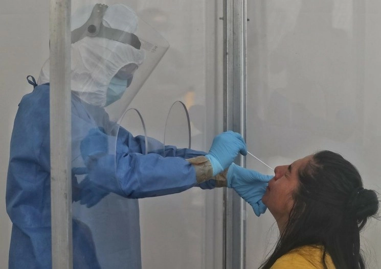 Investigadores de la Escuela Nacional de Ciencias Biológicas del Instituto Politécnico Nacional realizan pruebas de detección de Covid-19, en la Ciudad de México. Foto Marco Peláez