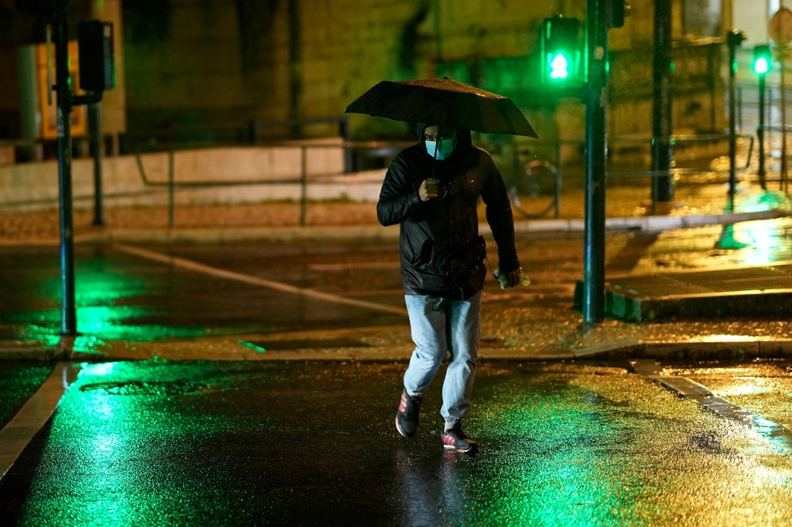 Un hombre camina por una calle de Lisboa, en Portugal. Foto Ap