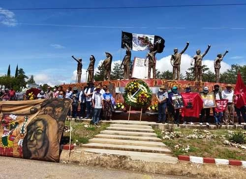 Familiares, maestros, organizaciones sociales protestaron ayer en el Monumento de los Caídos, en Nochixtlán, Oaxaca, para exigir justicia por el asesinato de ocho civiles el 19 de junio de 2016. Foto 'La Jornada'