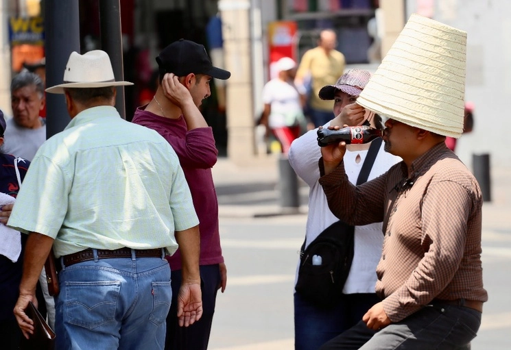 La Profeco recomienda tomar agua y no remplazarla por sueros o bebidas hidratantes, mientras la Conagua declaró a Colima en "sequía severa", cuando la ola de calor que recorre el país ha dejado al menos ocho muertos, informó la Secretaría de Salud. La imagen, en la Ciudad de México. Foto Roberto García Ortiz