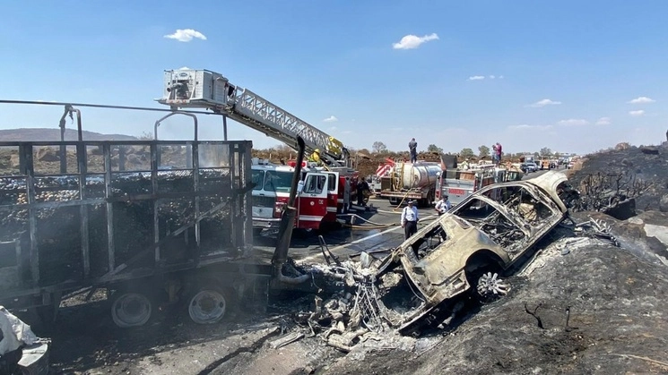 Durante la remoción de vehículos calcinados se incrementó el número de fallecidos en el choque de la autopista Guadalajara-Altos de Jalisco. Foto tomada de Twitter @PCJalisco