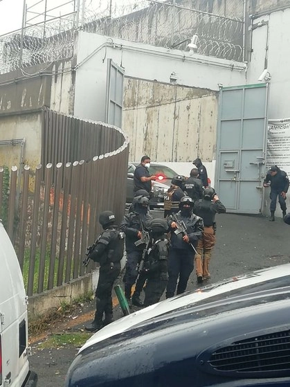 Imagen del convoy que vigiló al líder sindical. Foto La Jornada