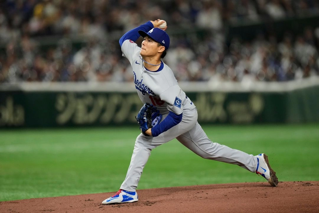 El lanzador abridor de los Dodgers de Los Ángeles, Yoshinobu Yamamoto, durante el partido ante Cachorros de Chicago en el juego inaugural de la temporada de las Grandes Ligas en el Domo de Tokio, el 18 de marzo de 2025. Foto 