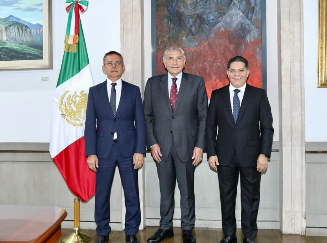 El presidente Andrés Manuel López Obrador designó a César Alejandro Yáñez Centeno Cabrera (izquierda), como subsecretario de Desarrollo Democrático, Participación Social y Asuntos Religiosos de la Secretaría de Gobernación, el 29 de junio de 2022. En la imagen, acompañado por el secretario de Gobernación, Adán Augusto López, y del recién nombrado coordinador general de Política y Gobierno de la Presidencia de la República, Rabindranath Salazar Solorio. Foto tomada del Twitter de @SEGOB_mx