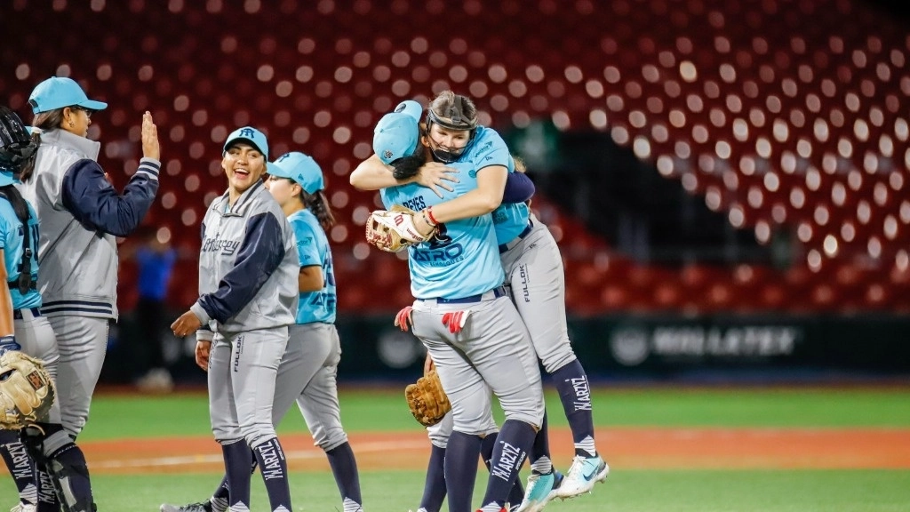 Jugadoras de Sultanes festejan al término del encuetro. Foto LMB
