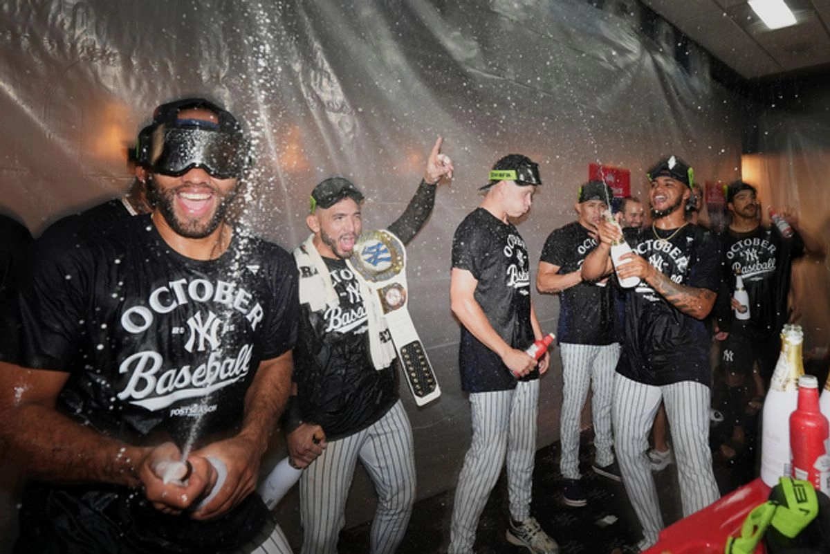 Beisbolistas de los Yankees de Nueva York festejan al término del juego. Foto 