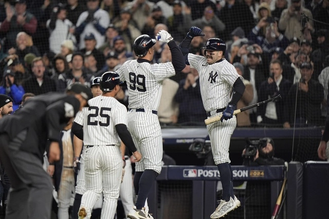Aaron Judge (99) de los Yankees de Nueva York celebra con Austin Wells después de conectar un jonrón de dos carreras contra los Guardianes de Cleveland. Foto Ap