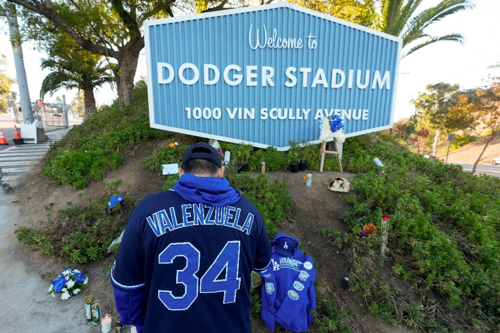 Ofrenda en inmediaciones al Dodger Stadium tras la muerte del beisbolista mexicano Fernando Valenzuela, el 23 de octubre de 2024. Foto Ap