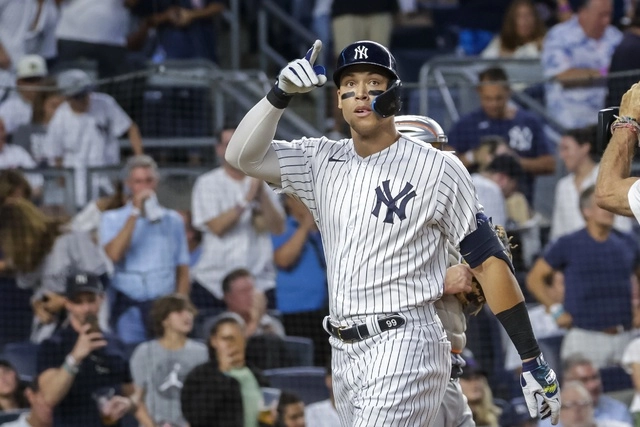 El beisbolista de los Yanquis,  Aaron Judge festeja su jonrón durante el juego. Foto Ap