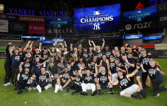 Beisbolistas de los Yanquis de Nueva York festejan el título del Este de la Liga Americana. Foto Ap
