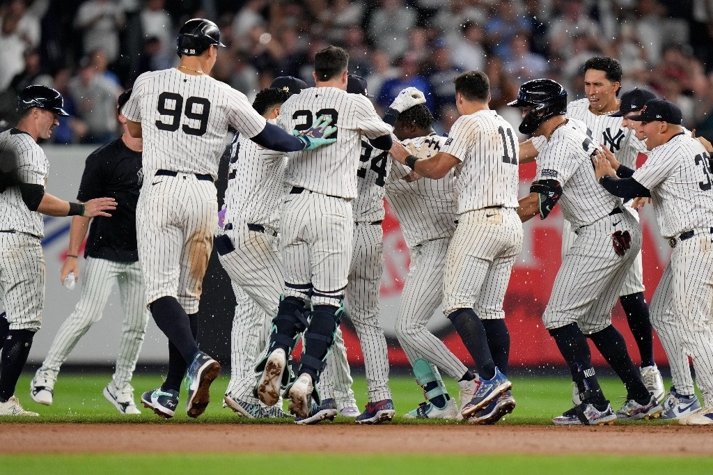 Los Yanquis de Nueva York celebran después de que Jazz Chisholm Jr. conectara un sencillo productor de carrera en la undécima entrada después de un partido de béisbol contra los Reales de Kansas City en el Yanqui Stadium el miércoles 11 de septiembre de 2024, en Nueva York. Foto Ap