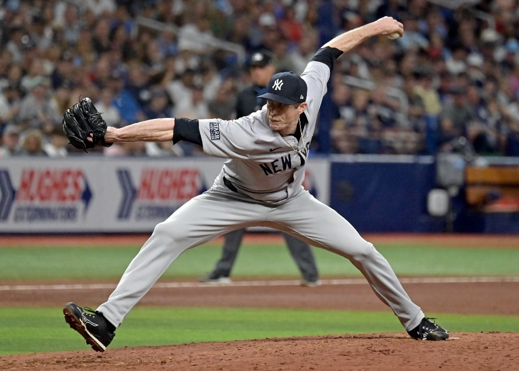 El relevista de los Yankees de Nueva York, Tim Hill, lanza contra los Rays de Tampa Bay durante la quinta entrada de un partido de béisbol el miércoles 10 de julio de 2024 en San Petersburgo, Florida. Foto Ap