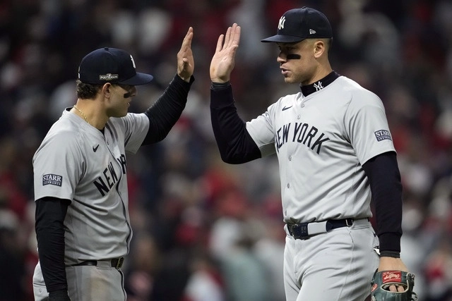 Los beisbolistas de los Yanquis de Nueva York, Aaron Judge (der) y Anthony Rizzo (izq) celebran después del Juego 4 de la Serie de Campeonato de la Liga Americana contra los Guardianes de Cleveland. Foto Ap