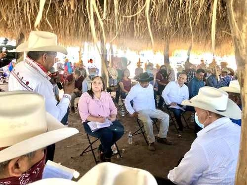 La alcaldesa de Guaymas, Karla Córdova; el titular del INPI, Adelfo Regino Montes; el gobernador de Sonora, Alfonso Durazo; y el edil de Cajeme, Javier Lamarque, se reunieron con gobernantes de la etnia yaqui en Vícam. Foto Cristina Gómez Lima
