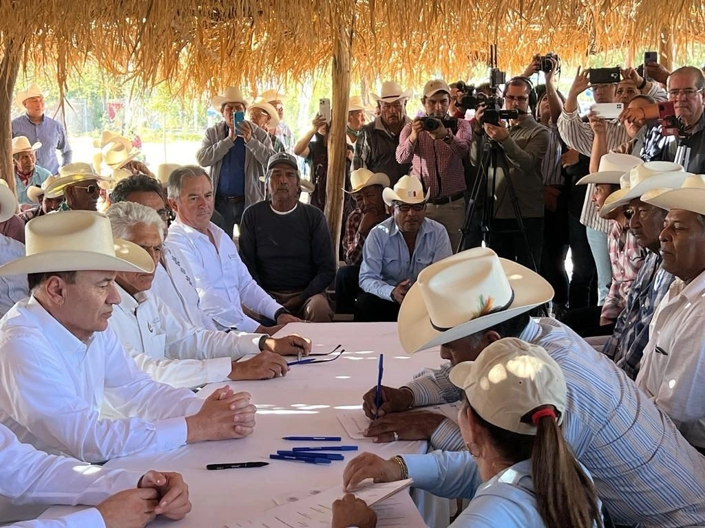El gobernador y miembros del pueblo yaqui durante la firma. Foto Cristina Gómez
