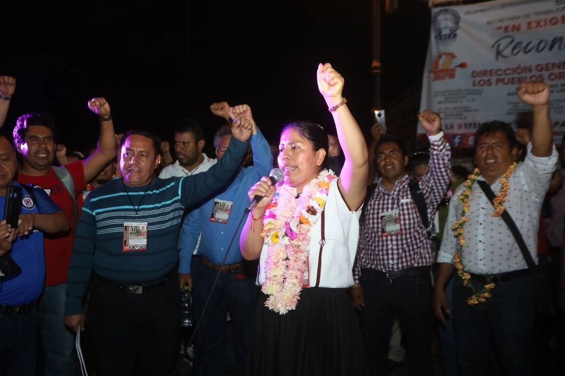 La profesora indígena ayuuk o mixe, Yenny Aracely Pérez Martínez, fue elegida ayer durante el 12 Precongreso Democrático de la sección 22 de la CNTE, como secretaria general de la gremial. Foto Jorge A. Pérez
