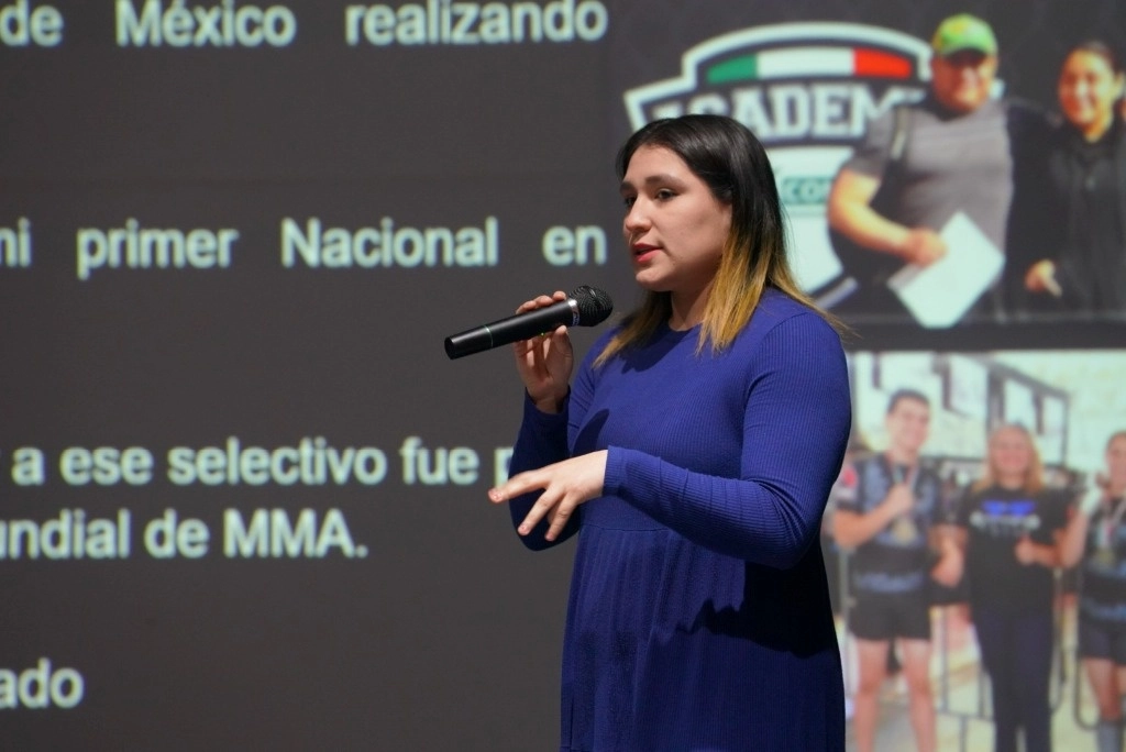 La deportista de artes marciales Yesenia Díaz compartió con jóvenes de Nuevo Laredo sus motivaciones para esta disciplina. Foto La Jornada