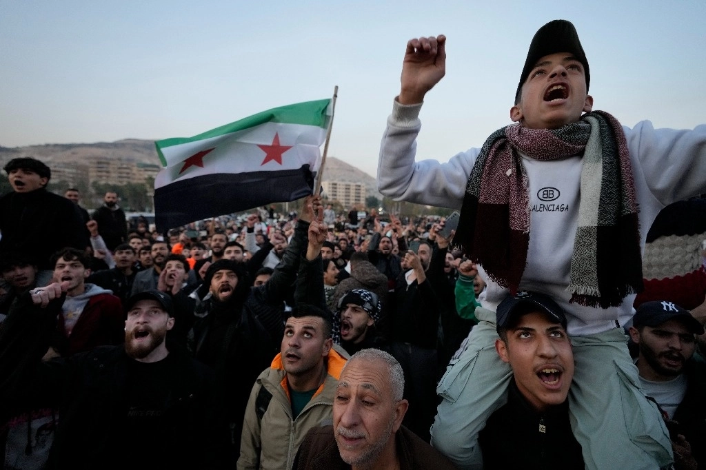 Se impuso un toque de queda en Damasco, Latakia y Tartús tras la huida de Al Assad. Foto Ap