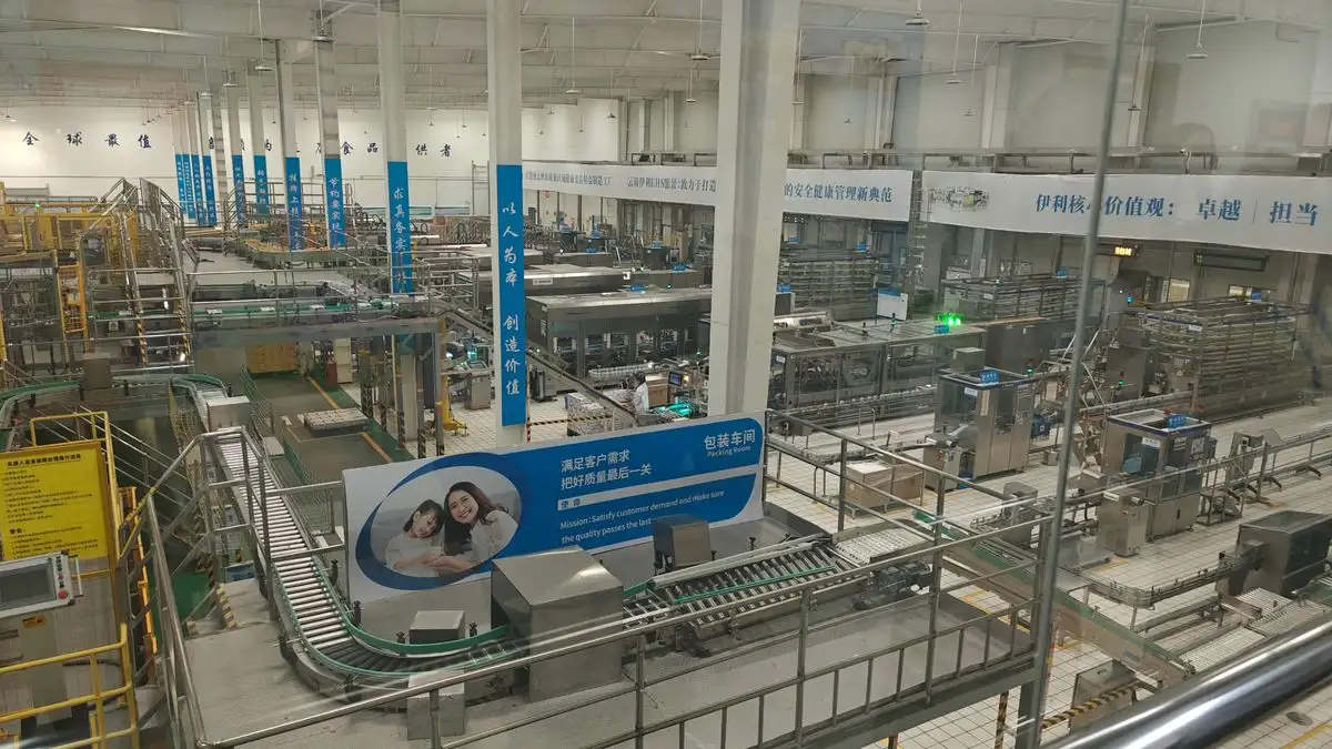 Yili opera con dos laboratorios en cada planta (entrada y salida) para garantizar la calidad: uno analiza la leche cruda y otro valida el producto final. Foto