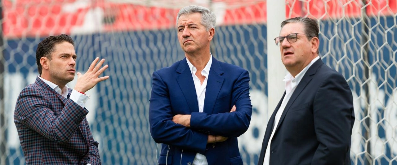 Gil (centro) también puntualizó que otro aspecto por el cual la Liga Mx prefiere no restablecer el ascenso y descenso se debe a la posibilidad de "futuras inversiones estadunidenses en el futbol mexicano". Foto
