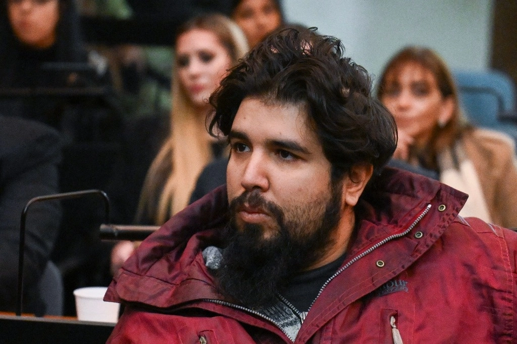 Fernando Sabag Montiel, uno de los acusados ​​del intento de asesinato de la ex vicepresidenta argentina Cristina Fernández de Kirchner, asiste al juicio en el juzgado de Comodoro Py en Buenos Aires el 26 de junio de 2024. Foto Afp